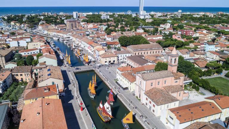 Cesenatico, urina in piazza in un’area affollata: allontanato per un anno dal centro Cesenatico, urina in piazza in un’area affollata: allontanato per un anno dal centro