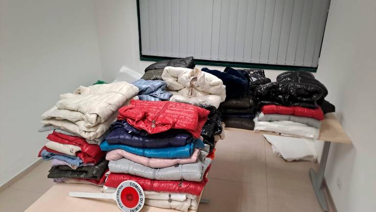 In quell’appartamento di Rimini c’era un negozio “fantasma” di giubbotti: un arresto e oltre 400 capi sequestrati - Gallery In quell’appartamento di Rimini c’era un negozio “fantasma” di giubbotti: un arresto e oltre 400 capi sequestrati - Gallery