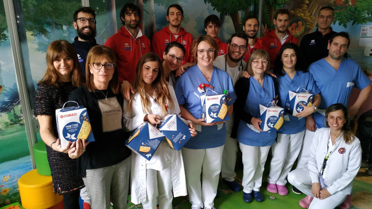 Basket, l'Unieuro Forlì in visita a Pediatria Basket, l'Unieuro Forlì in visita a Pediatria