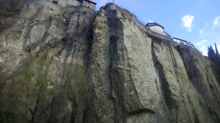 Valle Savio, rupe di Linaro: rocciatori in azione per la messa in sicurezza Valle Savio, rupe di Linaro: rocciatori in azione per la messa in sicurezza