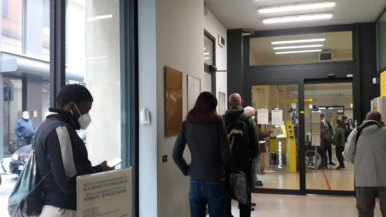 Poste Emilia-Romagna. Uffici decimati, lunghe file al freddo GALLERY Poste Emilia-Romagna. Uffici decimati, lunghe file al freddo GALLERY