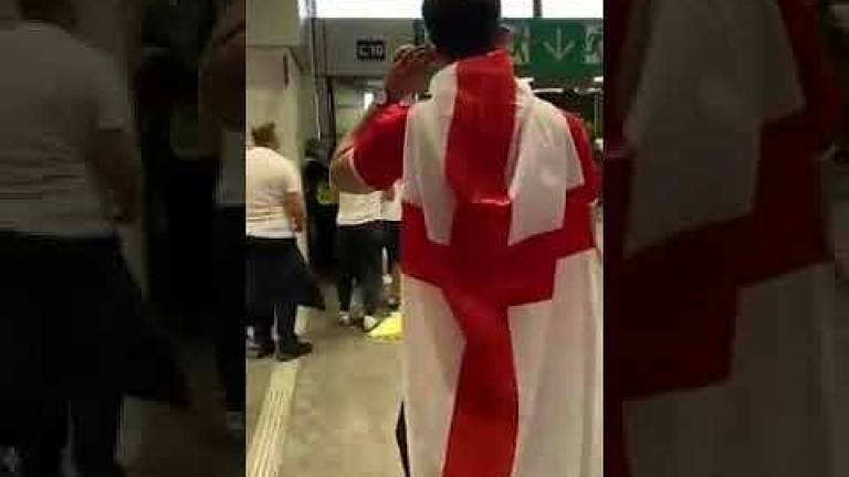 La violenza dei tifosi inglesi a Wembley prima della finale La violenza dei tifosi inglesi a Wembley prima della finale