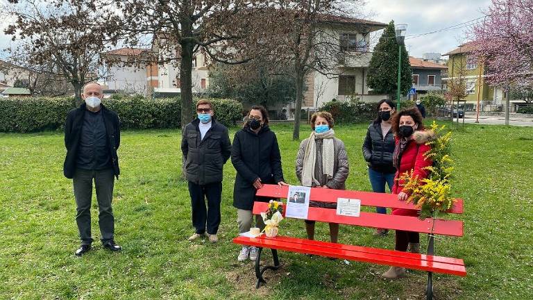Panchine rosse contro la violenza sulle donne, a Cesena ce ne sono 12 Panchine rosse contro la violenza sulle donne, a Cesena ce ne sono 12
