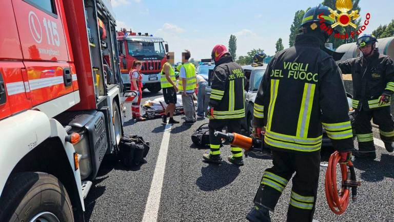 Forlì, incidente in A14, tre feriti e strada bloccata in entrambi i sensi Forlì, incidente in A14, tre feriti e strada bloccata in entrambi i sensi