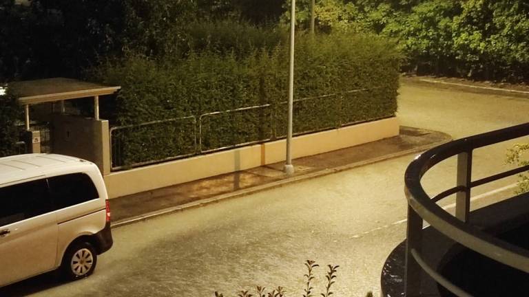 Forlì. Le fogne non ricevono, strade e cortili allagati: la protesta dei residenti Forlì. Le fogne non ricevono, strade e cortili allagati: la protesta dei residenti
