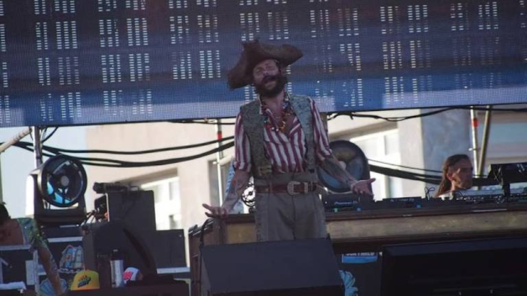 Jovanotti, la storia del liscio e Moreno: Tu sei condannato ad essere biondo... Jovanotti, la storia del liscio e Moreno: Tu sei condannato ad essere biondo...