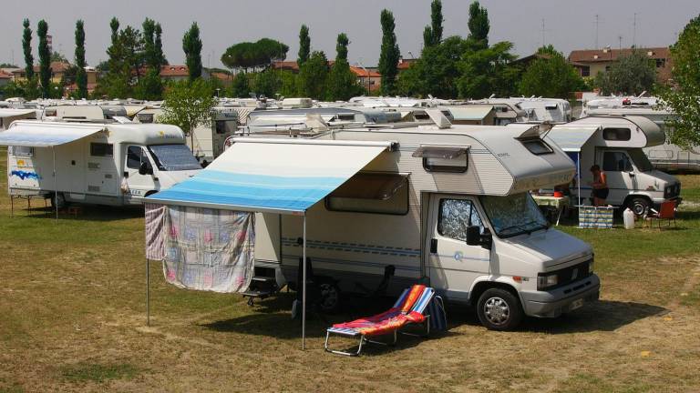 Camper in sosta in un’area attrezzata (foto generica di archivio) Camper in sosta in un’area attrezzata (foto generica di archivio)