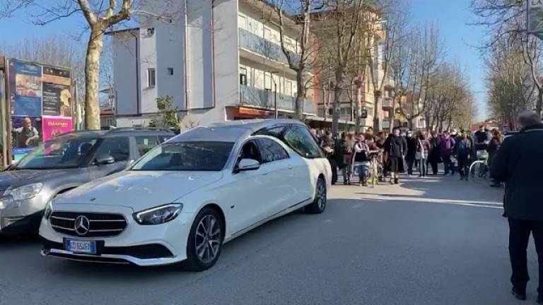 Cesenatico: corteo e musica al funerale del pizzaiolo morto nell'incidente Cesenatico: corteo e musica al funerale del pizzaiolo morto nell'incidente
