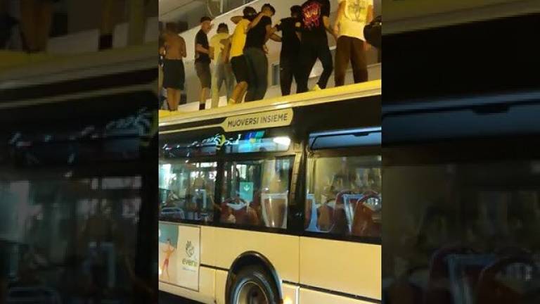 Festa per l'Italia degenera a Riccione: assaliti gli autobus VIDEO Festa per l'Italia degenera a Riccione: assaliti gli autobus VIDEO