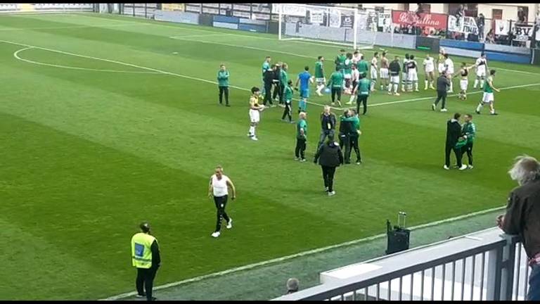 Calcio C, Cesena secondo: Toscano lancia la maglia ai tifosi ed esce in canottiera VIDEO Calcio C, Cesena secondo: Toscano lancia la maglia ai tifosi ed esce in canottiera VIDEO