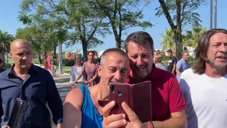 Selfie a raffica per Salvini sul lungomare di Riccione. Attacco a Crisanti sulla droga. Video Selfie a raffica per Salvini sul lungomare di Riccione. Attacco a Crisanti sulla droga. Video