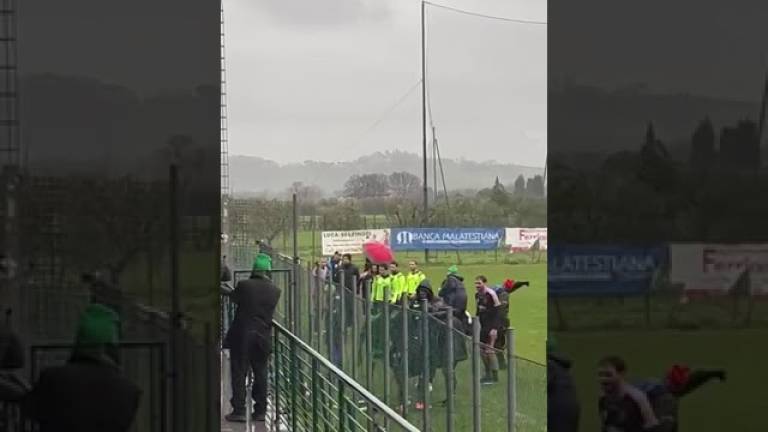 Volano ombrellate alla fine di Verucchio-Gambettola in Promozione di calcio VIDEO Volano ombrellate alla fine di Verucchio-Gambettola in Promozione di calcio VIDEO