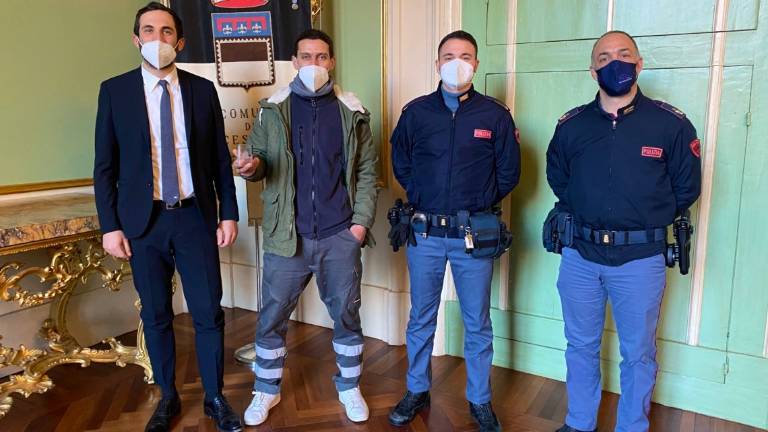Cesena, trova 600 euro al postamat e li restituisce al proprietario Cesena, trova 600 euro al postamat e li restituisce al proprietario
