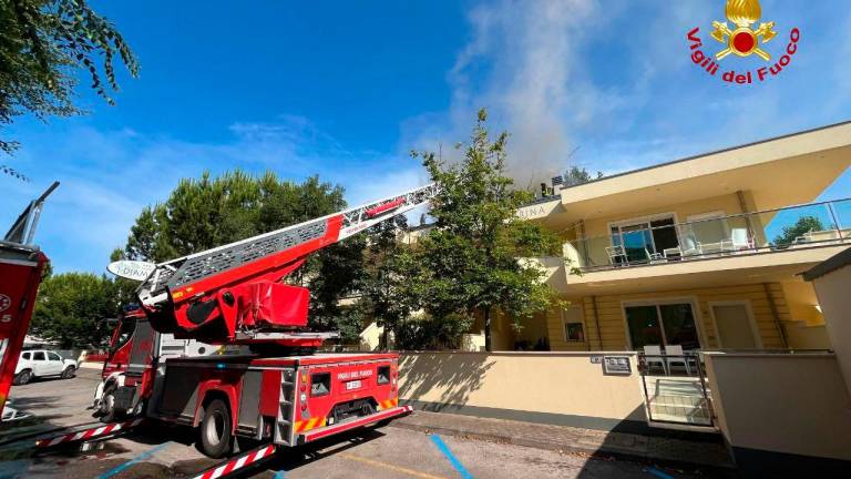L’intervento dei Vigili del Fuoco in via Etna a Cervia L’intervento dei Vigili del Fuoco in via Etna a Cervia