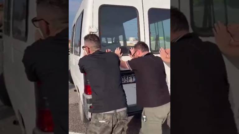 Togli la marcia e spingi: il pulmino in panne dei tifosi del Cesena verso Vicenza VIDEO Togli la marcia e spingi: il pulmino in panne dei tifosi del Cesena verso Vicenza VIDEO