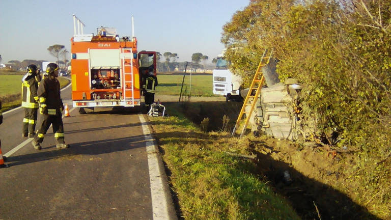 Auto nel fosso nella notte, incidente mortale a Castiglione di Cervia Auto nel fosso nella notte, incidente mortale a Castiglione di Cervia