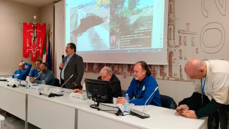 Frasi sessiste contro la sindaca di Russi, parla Miccoli: “Battuta infelice, pronto a scusarmi di persona” Frasi sessiste contro la sindaca di Russi, parla Miccoli: “Battuta infelice, pronto a scusarmi di persona”