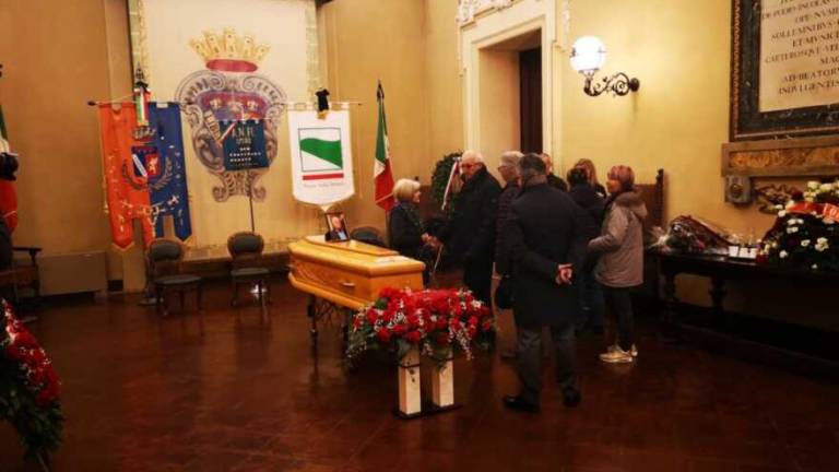 Imola, afflusso continuo alla camera ardente per Bruno Solaroli Imola, afflusso continuo alla camera ardente per Bruno Solaroli
