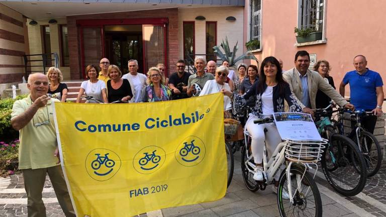 A Riccione sventola la bandiera gialla. Città amica delle bici A Riccione sventola la bandiera gialla. Città amica delle bici