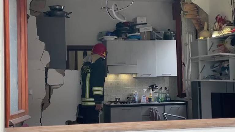 Cesena, esplode la bombola del gas in casa: un ferito ricoverato d'urgenza Cesena, esplode la bombola del gas in casa: un ferito ricoverato d'urgenza
