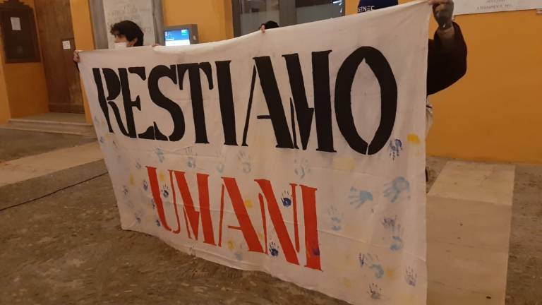 Cesena: candele in piazza per i profughi bloccati tra Polonia e Bielorussia Cesena: candele in piazza per i profughi bloccati tra Polonia e Bielorussia