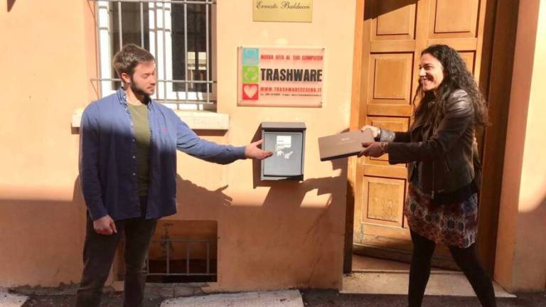 Coronavirus e scuole chiuse: 82 pc e tablet donati a Cesena Coronavirus e scuole chiuse: 82 pc e tablet donati a Cesena