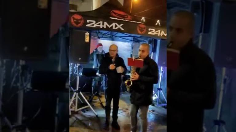Cesena: gli assessori Castorri e Ferrini se la cantano e se la suonano alla festa di Borello - VIDEO Cesena: gli assessori Castorri e Ferrini se la cantano e se la suonano alla festa di Borello - VIDEO
