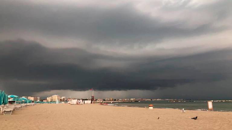 Allerta meteo prolungata fino alla mezzanotte di domani, rischio temporali con danni Allerta meteo prolungata fino alla mezzanotte di domani, rischio temporali con danni