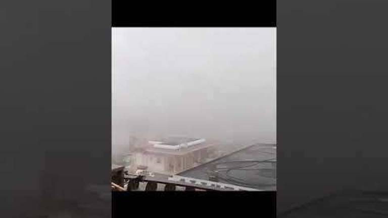 Lettini in volo come foglie a Milano Marittima. Nuova allerta meteo VIDEO Lettini in volo come foglie a Milano Marittima. Nuova allerta meteo VIDEO