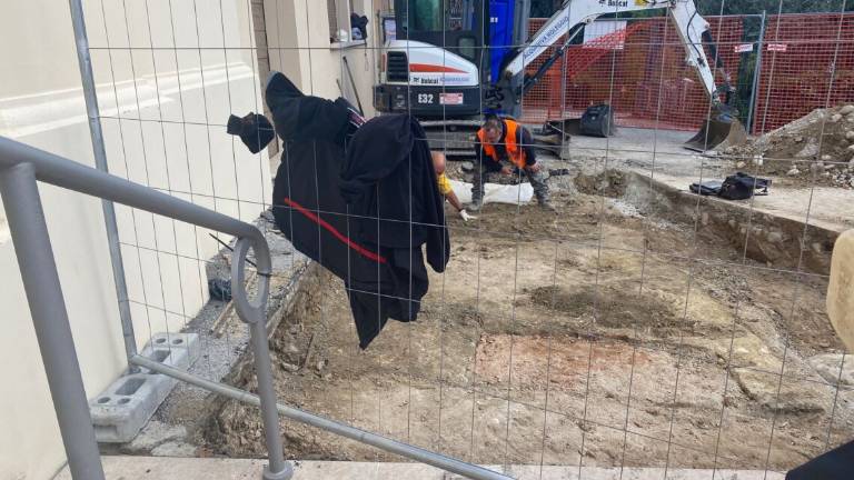 Dagli scavi in centro a Longiano spuntano ossa, teschi e tombe Dagli scavi in centro a Longiano spuntano ossa, teschi e tombe