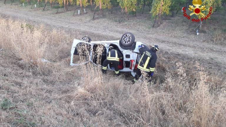 Forlì, incidente: auto si scontra con un autocarro e si ribalta nel fosso Forlì, incidente: auto si scontra con un autocarro e si ribalta nel fosso