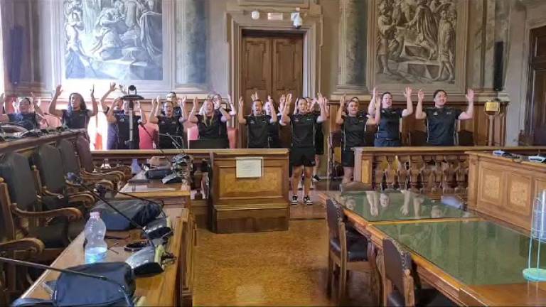 La danza Haka della nazionale neozelandese di softball in Comune a Forlì VIDEO La danza Haka della nazionale neozelandese di softball in Comune a Forlì VIDEO