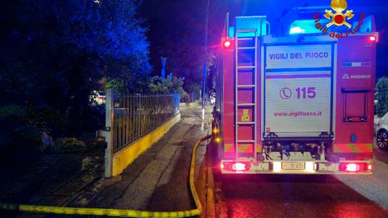 Forlì, allagamenti dopo le piogge: gente ai piani alti e una persona salvata Forlì, allagamenti dopo le piogge: gente ai piani alti e una persona salvata
