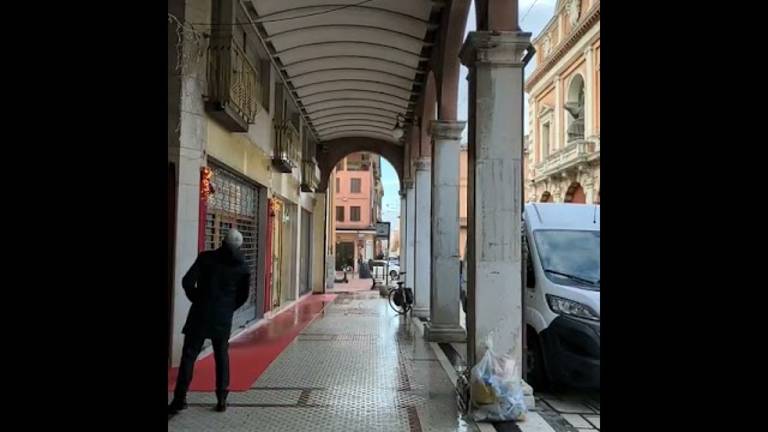 Cesena, si rompe un tubo al piano di sopra: piove nel portico di Corso Mazzini Cesena, si rompe un tubo al piano di sopra: piove nel portico di Corso Mazzini