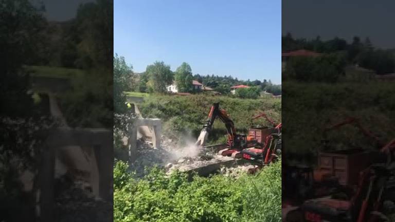 Ponte demolito ed E45 chiusa nei due sensi di marcia: forti ripercussioni sul traffico a Borello VIDEO Ponte demolito ed E45 chiusa nei due sensi di marcia: forti ripercussioni sul traffico a Borello VIDEO
