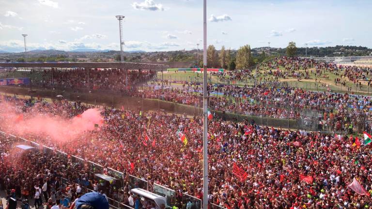 MotoGp, il pubblico da record, il disgelo con Marquez: finalmente a Misano è iniziato il “dopo Valentino” VIDEO MotoGp, il pubblico da record, il disgelo con Marquez: finalmente a Misano è iniziato il “dopo Valentino” VIDEO