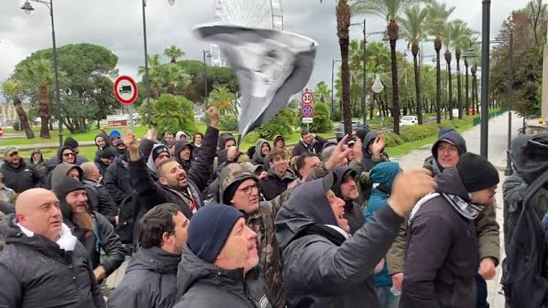 Calcio C, Cesena: gli ultras in albergo dalla squadra VIDEO Calcio C, Cesena: gli ultras in albergo dalla squadra VIDEO