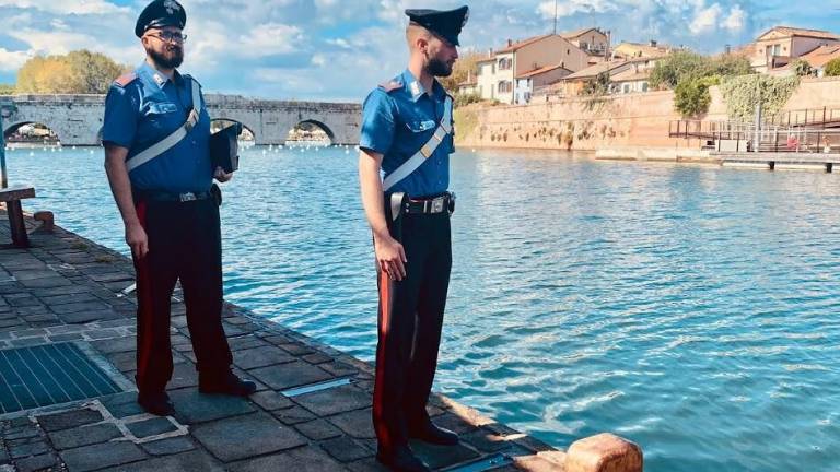Donna rischia di annegare nel porto di Rimini. Salvata ma è gravissima Donna rischia di annegare nel porto di Rimini. Salvata ma è gravissima
