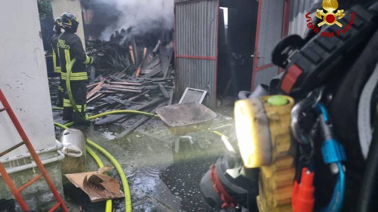 Forlì, attrezzaia a fuoco a ferragosto: 4 squadre di Vigili del Fuoco in azione Forlì, attrezzaia a fuoco a ferragosto: 4 squadre di Vigili del Fuoco in azione