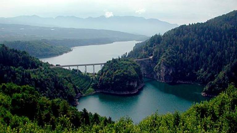 Il lago di Santa Giustina (wikipedia) Il lago di Santa Giustina (wikipedia)