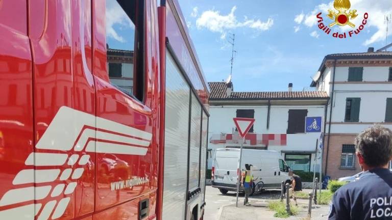 Forlì. Incidente, ciclista estratto da sotto un furgone e portato in ospedale Forlì. Incidente, ciclista estratto da sotto un furgone e portato in ospedale