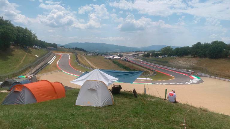 MotoGp, “al Mugello non si dorme”: il venerdì dei tifosi al Gp d’Italia VIDEO MotoGp, “al Mugello non si dorme”: il venerdì dei tifosi al Gp d’Italia VIDEO