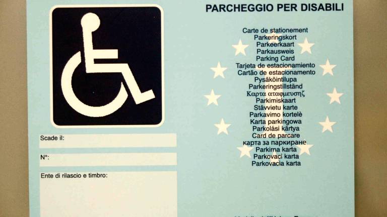 Rimini. Chiama i vigili per un parcheggio irregolare, ma viene multata perchè ha un pass per disabili falso Rimini. Chiama i vigili per un parcheggio irregolare, ma viene multata perchè ha un pass per disabili falso