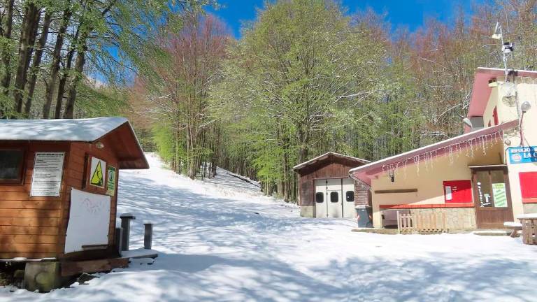 Neve fino a 20 centimetri sul Monte Falco: “Ma la vera anomalia erano i 20 gradi a 1500 metri a inizio aprile”