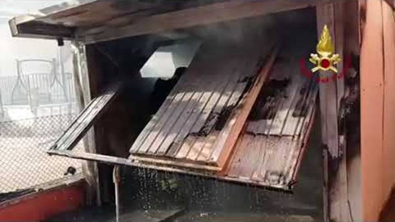 Santarcangelo, incendio vicino alle case: bruciano auto e capanno Santarcangelo, incendio vicino alle case: bruciano auto e capanno