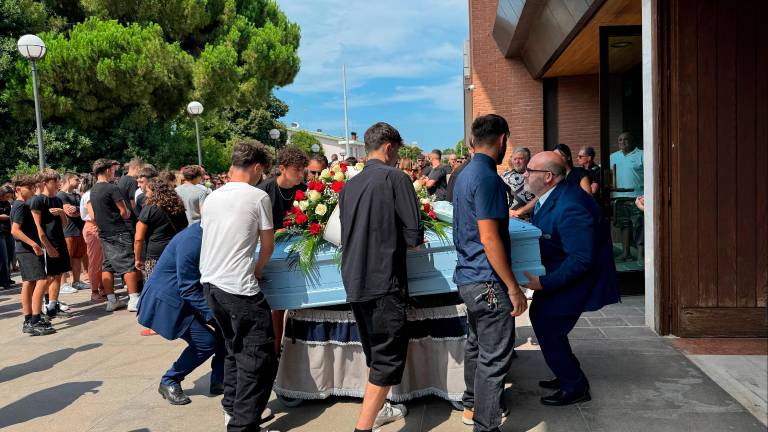 Cesenatico: 1.000 persone per il funerale del 16enne morto nell’incidente con lo scooter VIDEO E FOTOGALLERY Cesenatico: 1.000 persone per il funerale del 16enne morto nell’incidente con lo scooter VIDEO E FOTOGALLERY