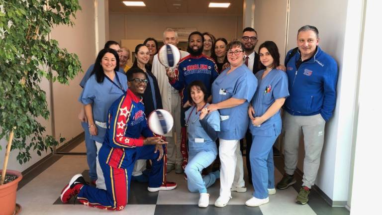 Forlì, gli Harlem Globetrotters visitano il reparto di Pediatria Forlì, gli Harlem Globetrotters visitano il reparto di Pediatria