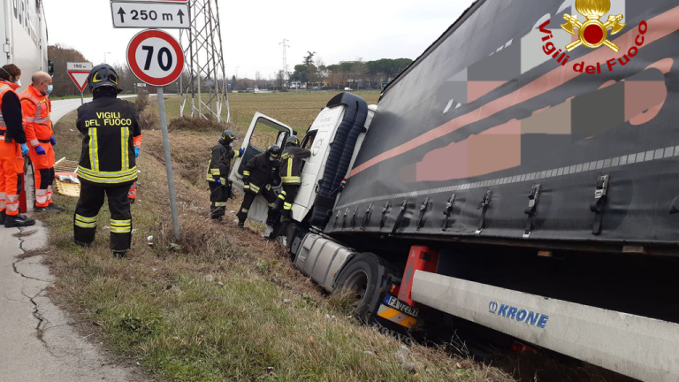 Forlì, esce di strada con il camion e rimane incastrato: intervengono i Vigili del Fuoco Forlì, esce di strada con il camion e rimane incastrato: intervengono i Vigili del Fuoco