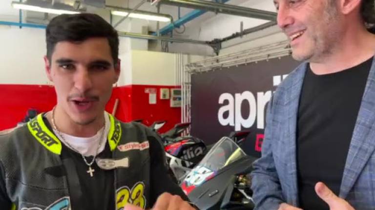 Da Mare Fuori al circuito di Misano: Mi avete convinto, mi compro la moto VIDEO Da Mare Fuori al circuito di Misano: Mi avete convinto, mi compro la moto VIDEO