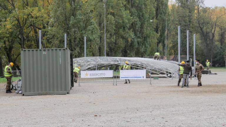 Imola, l'Esercito monta la struttura per un nuovo drive through Imola, l'Esercito monta la struttura per un nuovo drive through